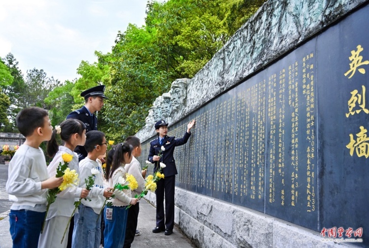 ����ӳ���� �ܽ����ٹ⡪���¾�Ϊ���񹫰���ҵӢ�������Ĺ���Ӣ��